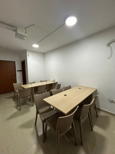 Tirane, jepet me qera zyre Kati 3, 306 m² 3.000 € (Sheshi Skenderbej)