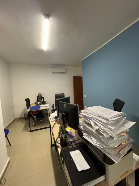 Tirane, jepet me qera zyre Kati 3, 306 m² 3.000 € (Sheshi Skenderbej)