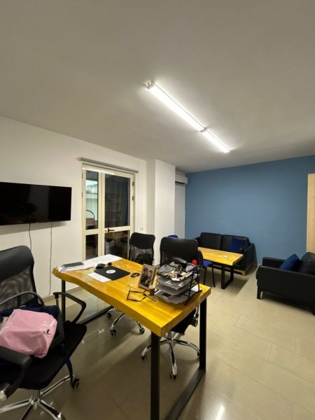 Tirane, jepet me qera zyre Kati 3, 306 m² 3.000 € (Sheshi Skenderbej)