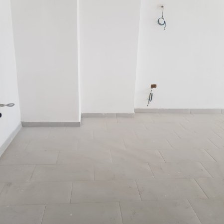 Tirane, jepet me qera apartament 3+1 Kati 4, 1.250 € 