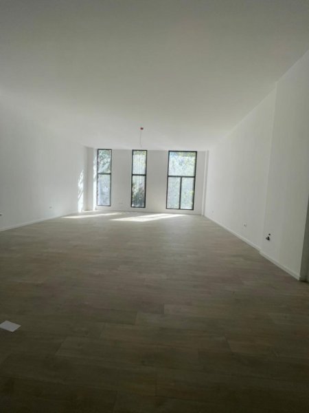 Tirane, jepet me qera dyqan Kati 1, 81 m² 2.000 € (Rruga Kavajes)