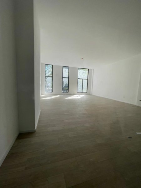 Tirane, jepet me qera dyqan Kati 1, 81 m² 2.000 € (Rruga Kavajes)