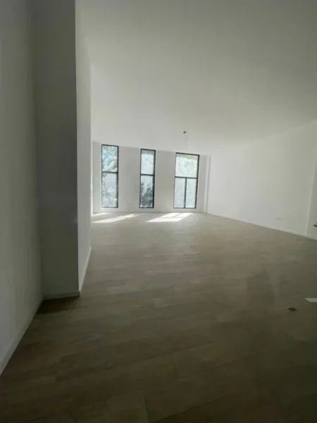 Tirane, jepet me qera dyqan Kati 1, 81 m² 2.000 € (Rruga Kavajes)