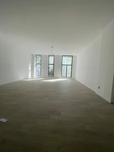 Tirane, jepet me qera dyqan Kati 1, 81 m² 2.000 € (Rruga Kavajes)