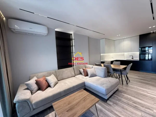 Vlore, jepet me qera apartament 1+1+Ballkon Kati 5, 70 m² 600 € (Rruga Sadik Zotaj)