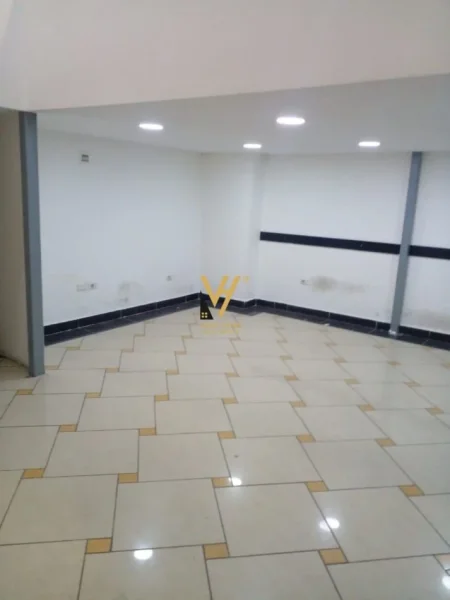 Tirane, jepet me qera zyre Kati 2, 60 m² 600 € (RRUGA E BARRIKADAVE)