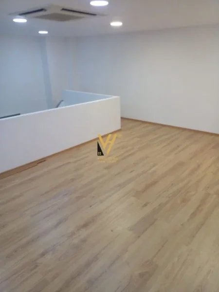 Tirane, jepet me qera zyre Kati 2, 60 m² 600 € (RRUGA E BARRIKADAVE)