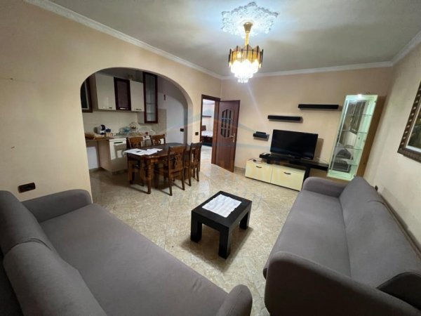 Tirane, jepet me qera apartament 2+1 Kati 1, 87 m² 500 € (Laprake)