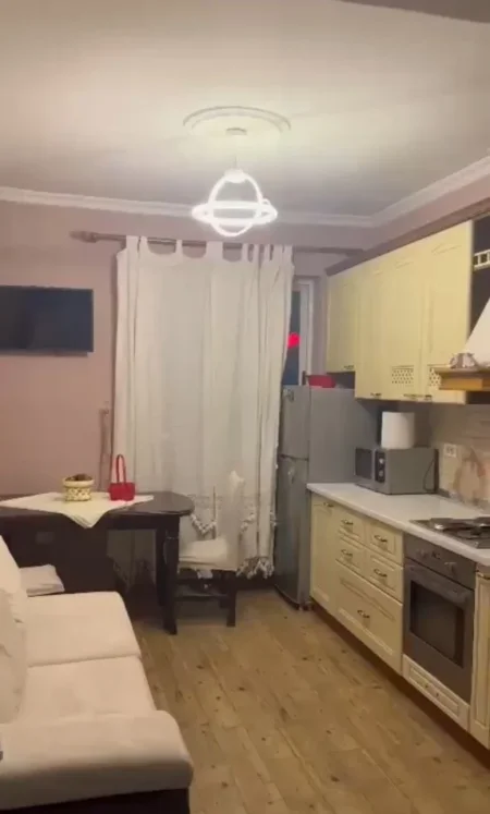Tirane, jepet me qera apartament 2+1+Ballkon Kati 3, 87 m² 650 € (ZOGU I ZI)