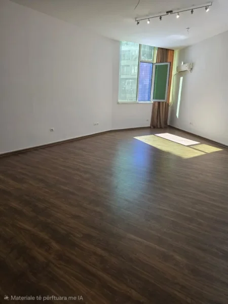 Tirane, jepet me qera zyre Kati 1, 70 m² 500 € (Qender)