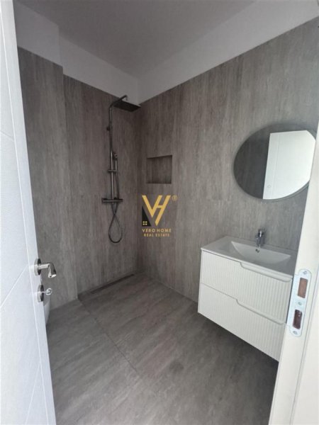 Tirane, jepet me qera zyre Kati 4, 125 m² 650 € (BULEVARDI I RI)