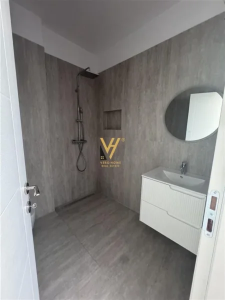 Tirane, jepet me qera zyre Kati 4, 125 m² 650 € (BULEVARDI I RI)