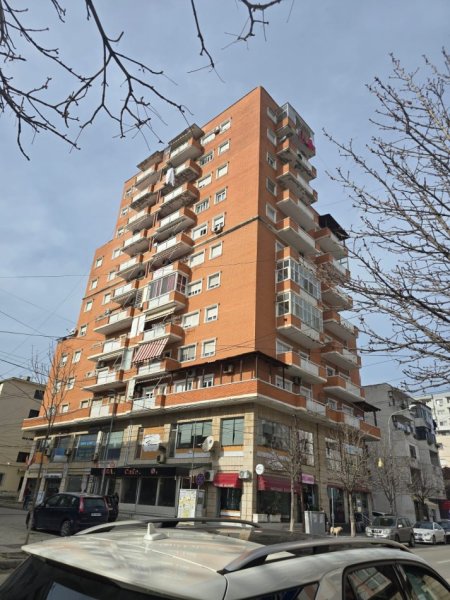 Durres, jepet me qera apartament 1+1+Aneks+Ballkon Kati 8, 70 m² 350 € (Rruga Aleksander Goga/9)