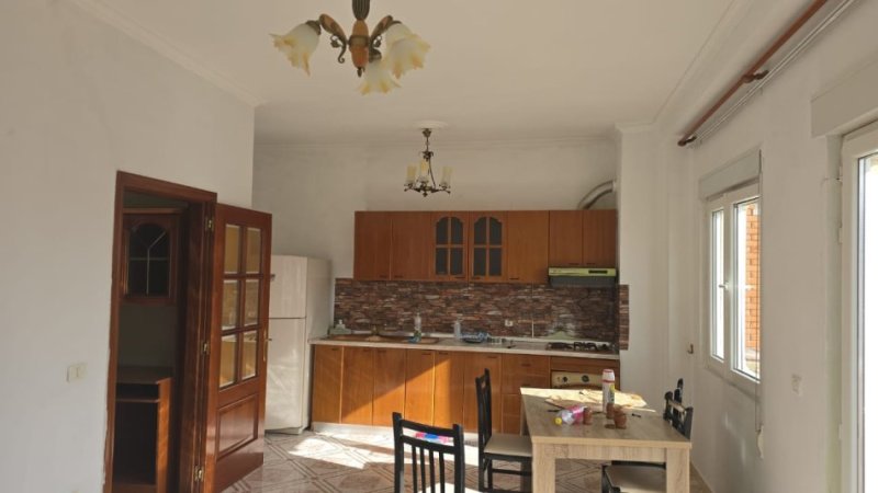 Durres, jepet me qera apartament 1+1+Aneks+Ballkon Kati 8, 70 m² 350 € (Rruga Aleksander Goga/9)