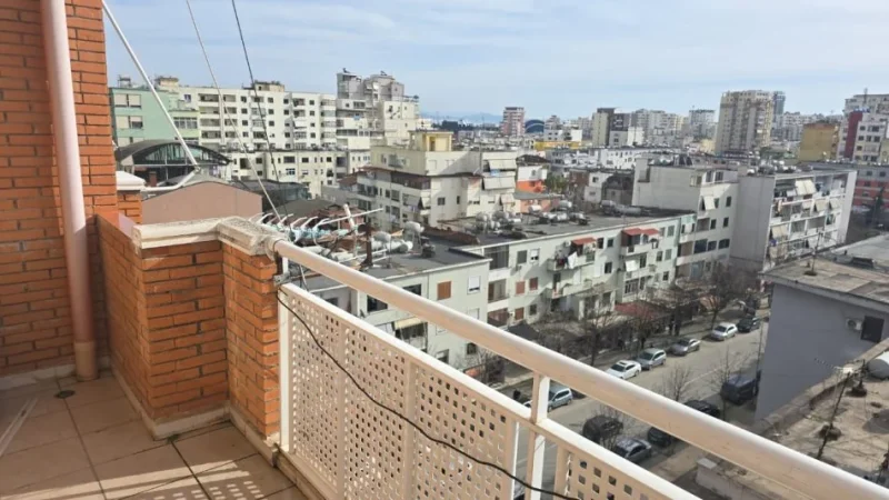 Durres, jepet me qera apartament 1+1+Aneks+Ballkon Kati 8, 70 m² 350 € (Rruga Aleksander Goga/9)