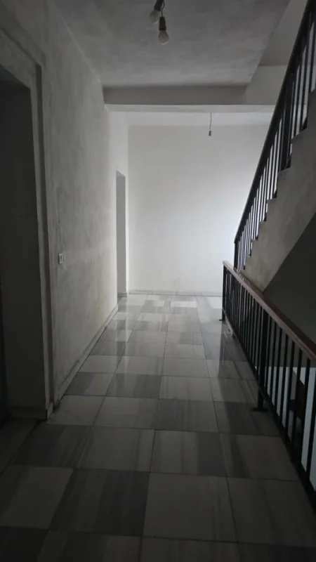 Durres, jepet me qera apartament 1+1+Aneks+Ballkon Kati 8, 70 m² 350 € (Rruga Aleksander Goga/9)