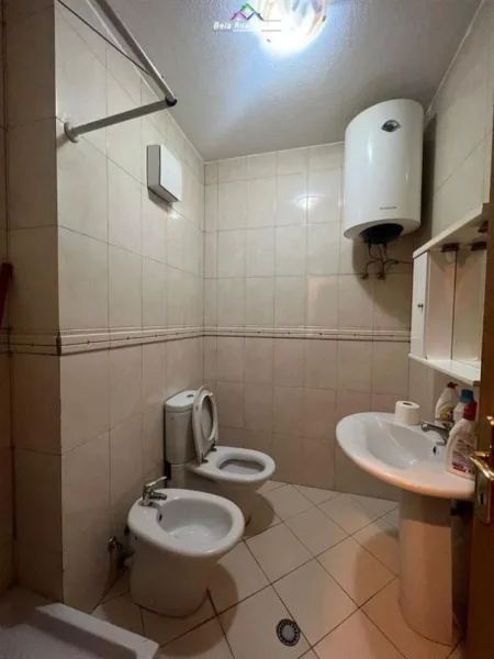 Tirane, jepet me qera apartament 1+1+Ballkon Kati 9, 75 m² 650 € (Bllok)