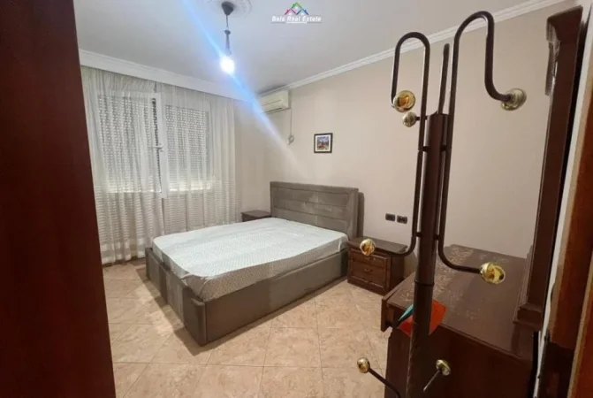 Tirane, jepet me qera apartament 1+1+Ballkon Kati 9, 75 m² 650 € (Bllok)
