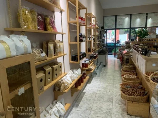 Tirane, shitet dyqan Kati 0, 90 m² 35.000 € (5. Maji)