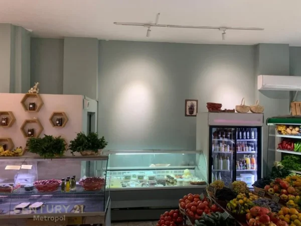 Tirane, shitet dyqan Kati 0, 90 m² 35.000 € (5. Maji)