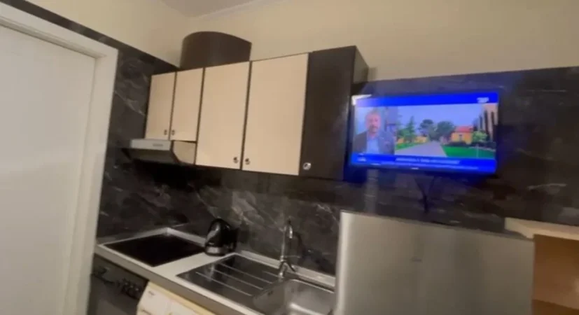 Tirane, jepet me qera apartament 1+1+Ballkon Kati 2, 50 m² 450 € (RRUGA 5 MAJI)