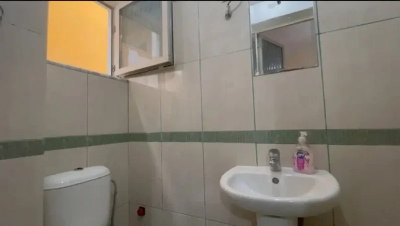 Tirane, jepet me qera apartament 1+1+Ballkon Kati 2, 50 m² 450 € (RRUGA 5 MAJI)