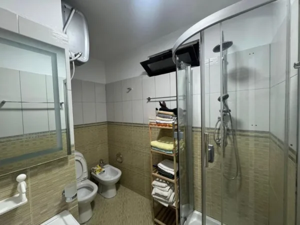 Tirane, jepet me qera apartament 2+1+Ballkon Kati 4, 90 m² 1.200 € (Myslym Shyri)