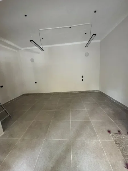 Tirane, jepet me qera ambjent biznesi Kati 0, 30 m² 400 € (IRFAN TOMINI NISHARAKU)