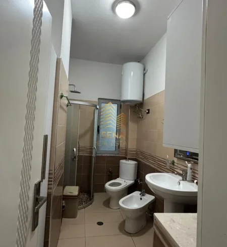 Tirane, jepet me qera apartament 2+1+Ballkon Kati 2, 100 m² 550 € (Fresku, Rruga Dalip Topi)