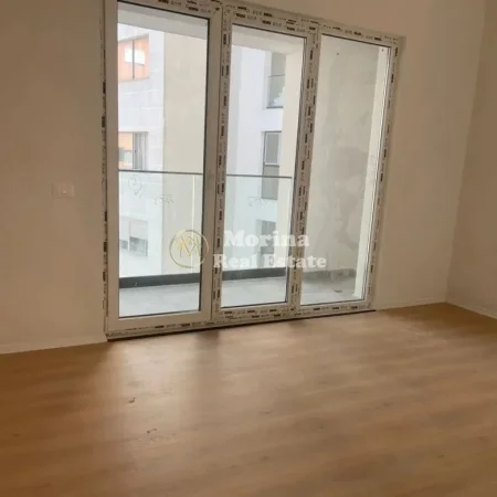 Tirane, jepet me qera ambjent biznesi Kati 3, 97 m² 700 € (Astir)