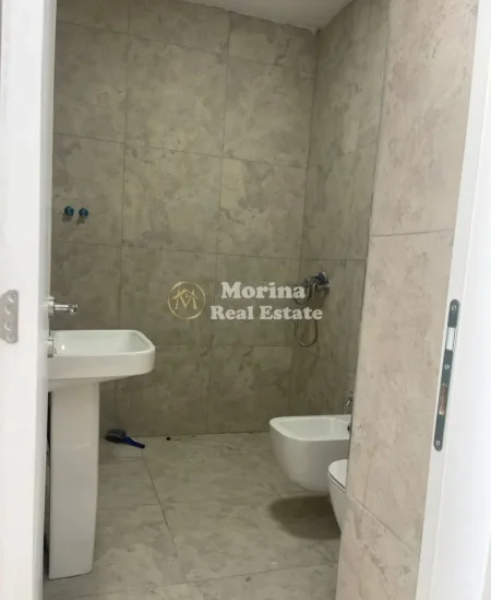Tirane, jepet me qera ambjent biznesi Kati 3, 97 m² 700 € (Astir)