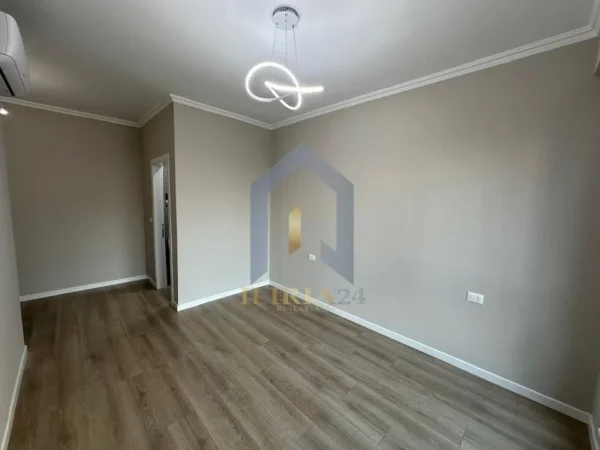 Tirane, jap me qera apartament 2+1+Ballkon Kati 4, 92 m² 900 € (Rruga e Kavajes)