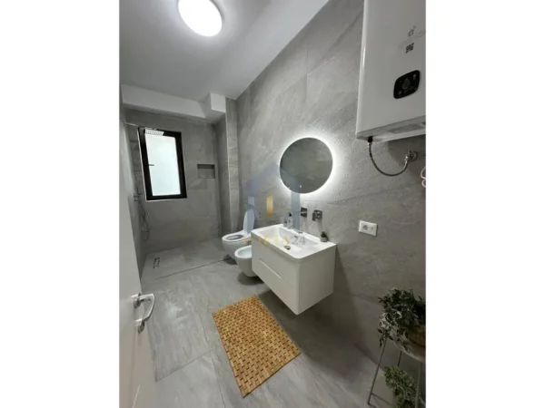 Tirane, jap me qera apartament 2+1+Ballkon Kati 4, 92 m² 900 € (Rruga e Kavajes)