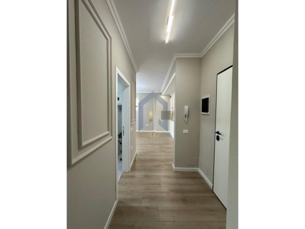 Tirane, jap me qera apartament 2+1+Ballkon Kati 4, 92 m² 900 € (Rruga e Kavajes)