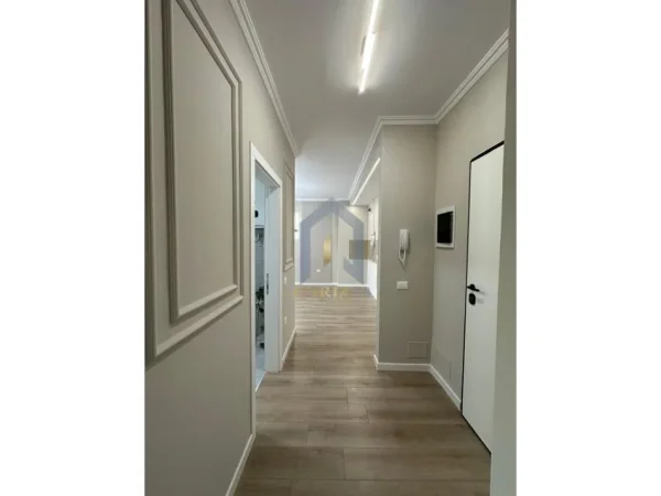 Tirane, jap me qera apartament 2+1+Ballkon Kati 4, 92 m² 900 € (Rruga e Kavajes)