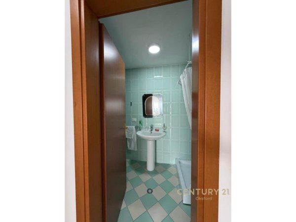 Tirane, jepet me qera apartament 2+1 Kati 3, 115 m² 750 € 