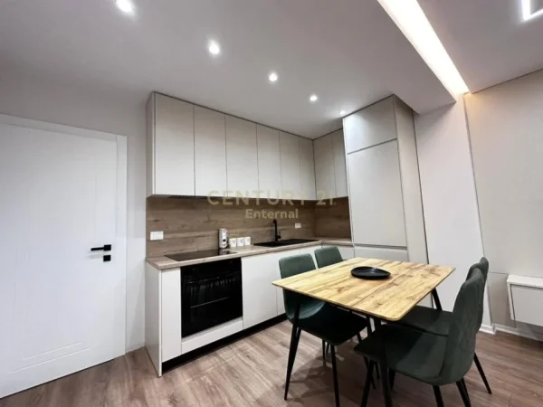 Tirane, jepet me qera apartament 2+1 Kati 4, 73 m² 1.000 € 