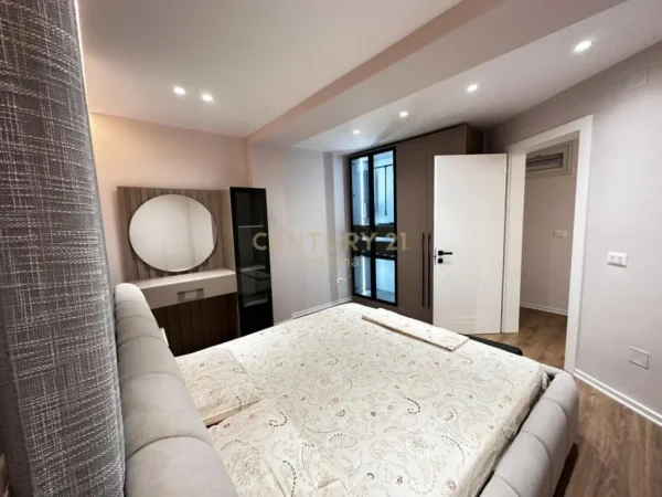 Tirane, jepet me qera apartament 2+1 Kati 4, 73 m² 1.000 € 