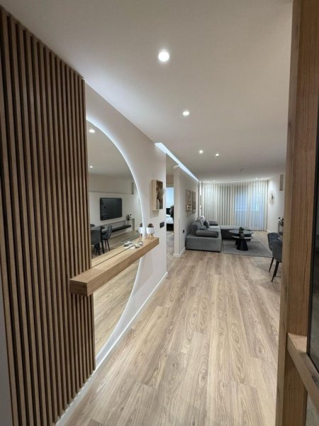 Tirane, jepet me qera apartament 2+1 Kati 3, 110 m² 1.300 € (Ish Ekspozita)