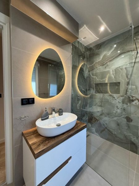 Tirane, jepet me qera apartament 2+1 Kati 3, 110 m² 1.300 € (Ish Ekspozita)