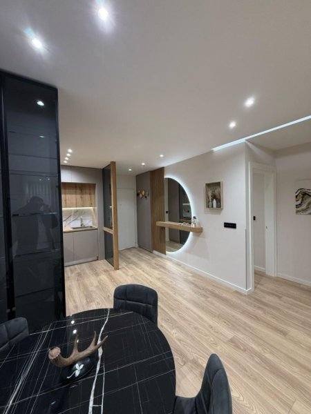 Tirane, jepet me qera apartament 2+1 Kati 3, 110 m² 1.300 € (Ish Ekspozita)