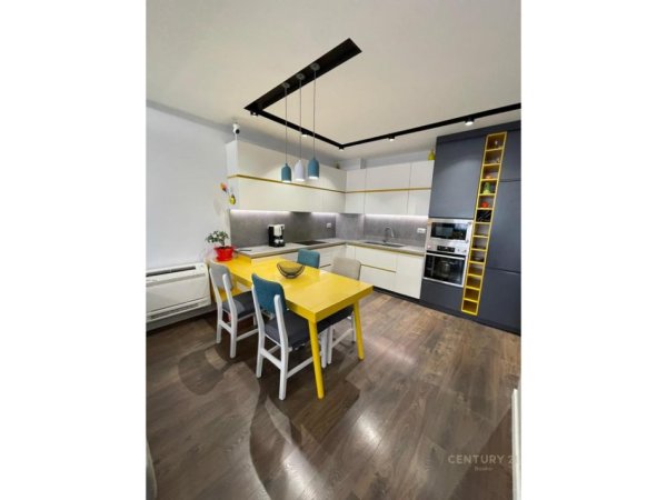 Tirane, jepet me qera apartament 2+1 Kati 4, 120 m² 650 € 