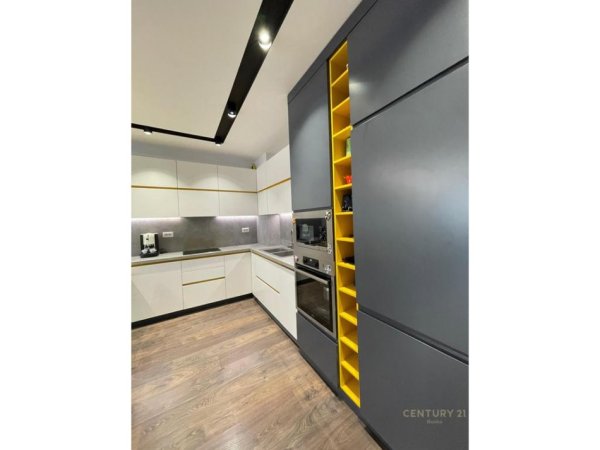 Tirane, jepet me qera apartament 2+1 Kati 4, 120 m² 650 € 