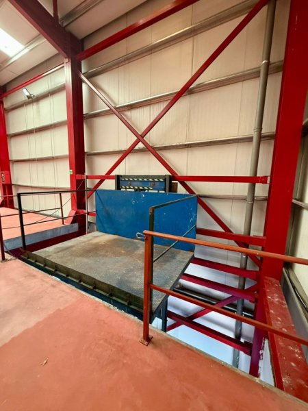 Tirane, jepet me qera magazine Kati 2, 1.500 m² 4.500 € (VAQARR)