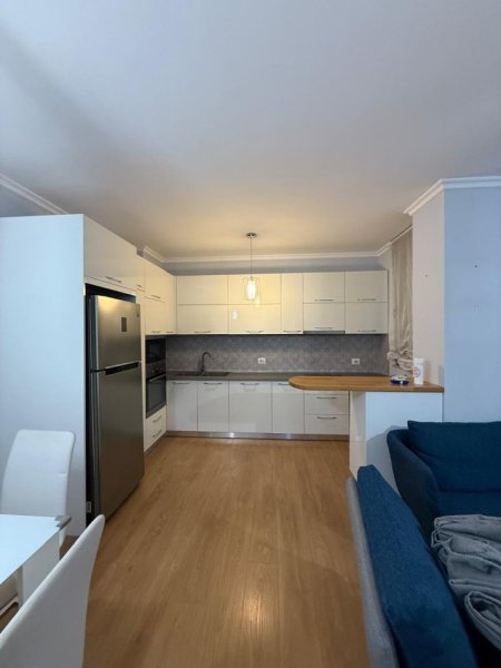 Tirane, jepet me qera apartament 1+1+Ballkon Kati 5, 800 € (him kolli)