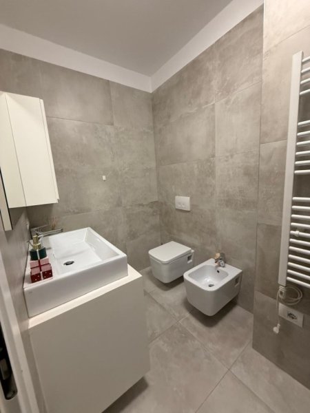Tirane, jepet me qera apartament 1+1+Ballkon Kati 5, 800 € (him kolli)