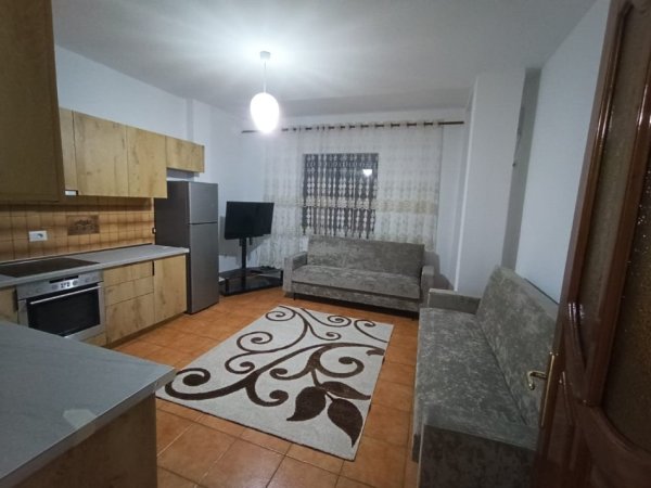 Tirane, jepet me qera apartament 3+1 Kati 4, 500 € (kinostudio)