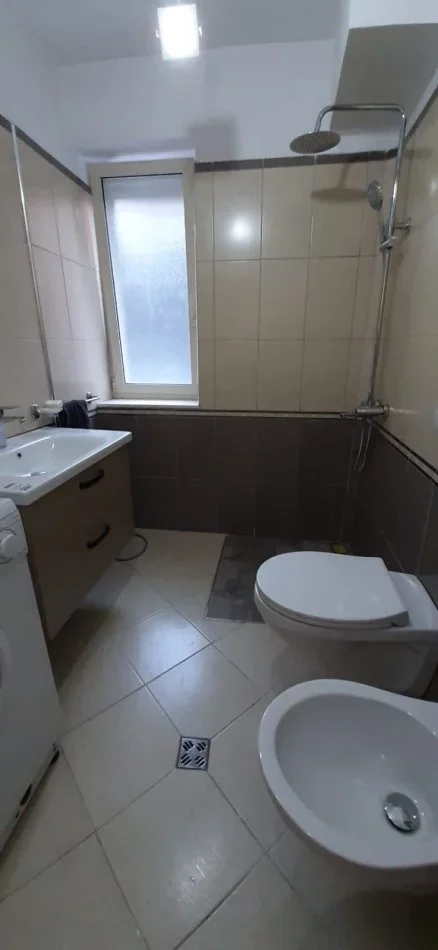 Tirane, jepet me qera ambjent biznesi Kati 1, 60 m² 600 € (selvia)