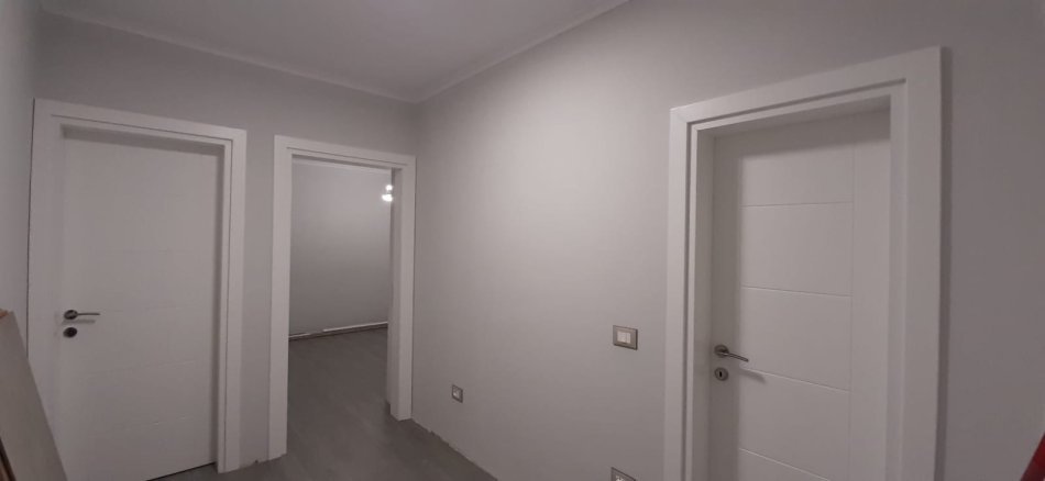 Tirane, jepet me qera ambjent biznesi Kati 1, 60 m² 600 € (selvia)