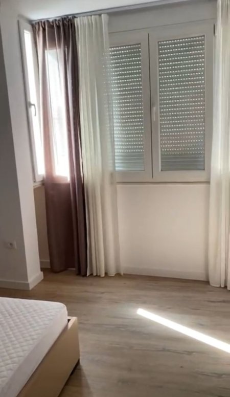Tirane, jepet me qera apartament 2+1+Ballkon Kati 4, 85 m² 650 €